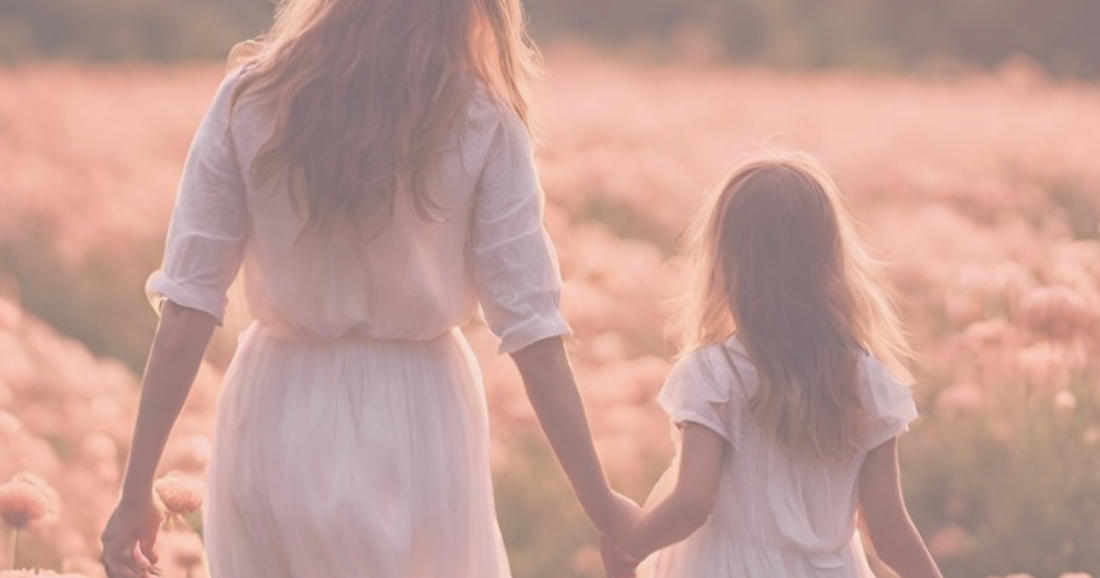 Mujer habitando su maternidad desde un lugar consciente y verdadero
