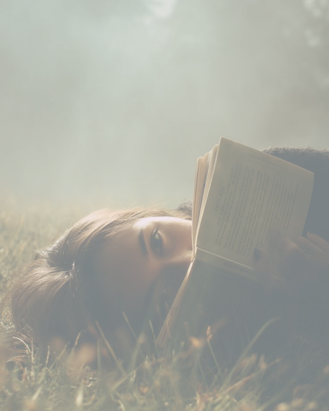 Mujer en pausa consciente, escuchándose a sí misma